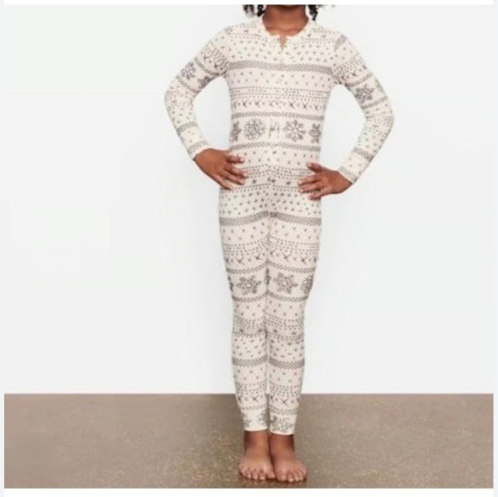 SKIMS KIDS POINTELLE HENLEY ONESIE ROMPER PJS 6 Cozy Snowflake Kids Pajamas